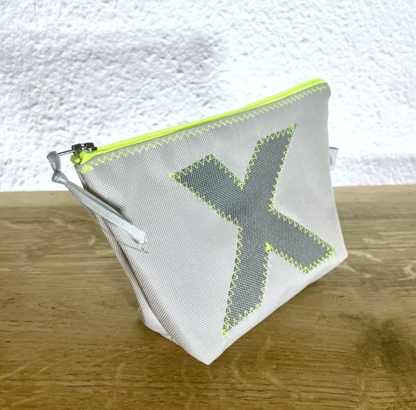 wasserdichtes hellgraues Airtextäschchen mit dunkelgrauen X